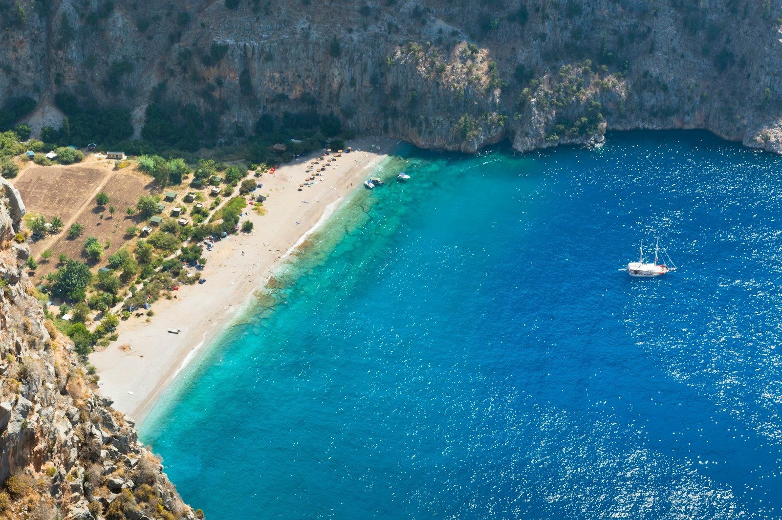 Cala de aguas turquesa vista desde el aire