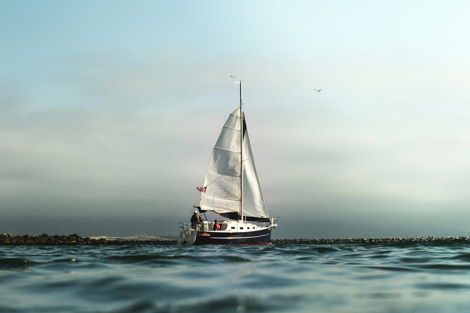 Velero navegando solo en mar abierto
