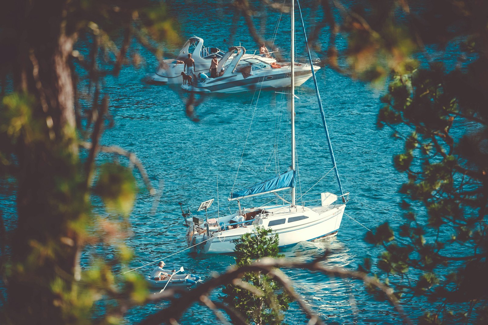 Velero fondeado en una cala de aguas cristalinas