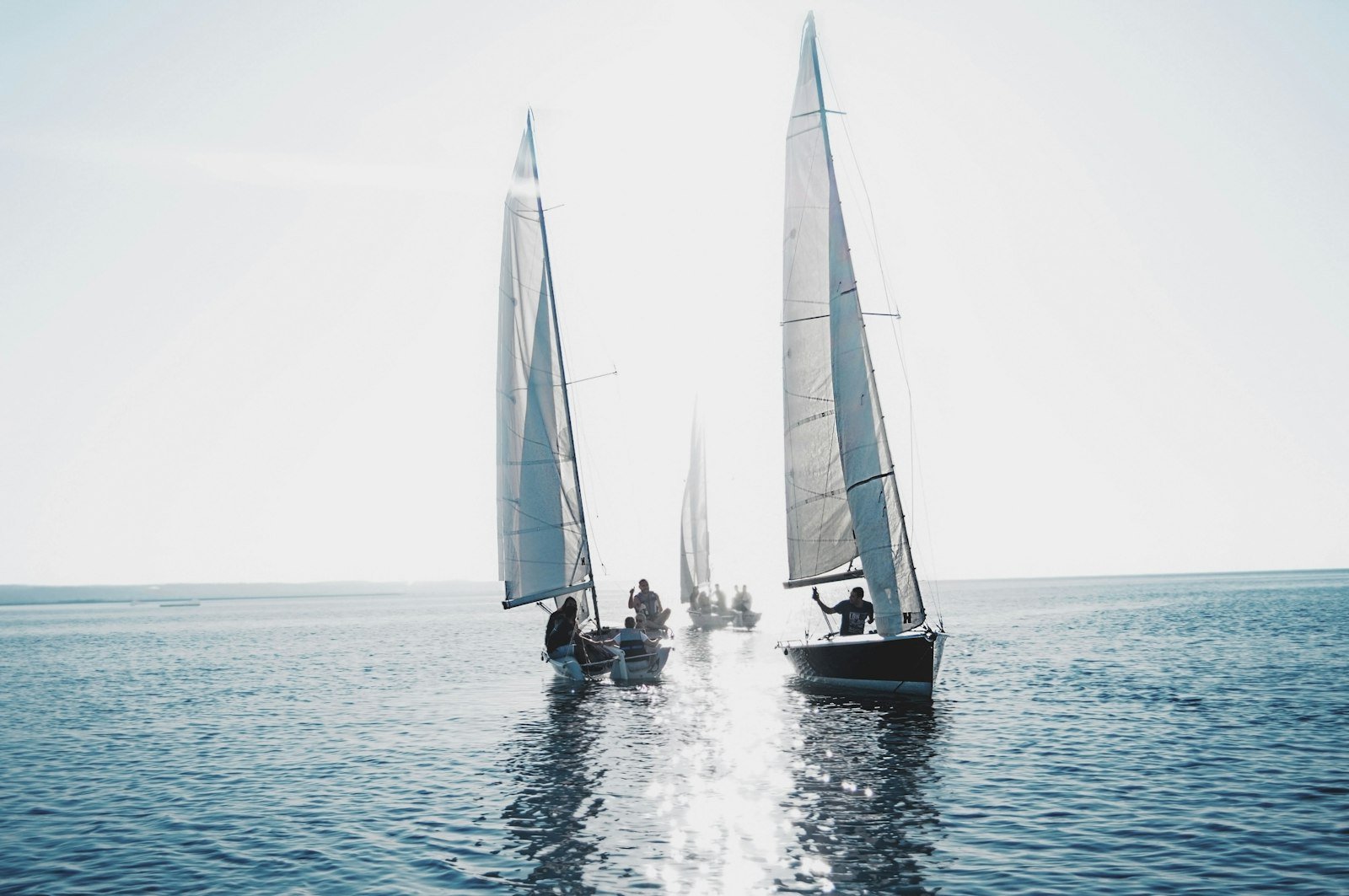 Dos veleros navegando en mar abierto